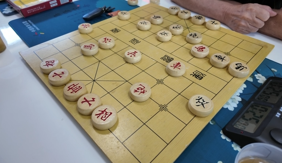 om, 公室主任刘, 体彩实体店