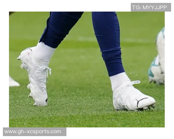 喜爱高帮足球鞋的球星们如何在场上展现独特风采与技艺